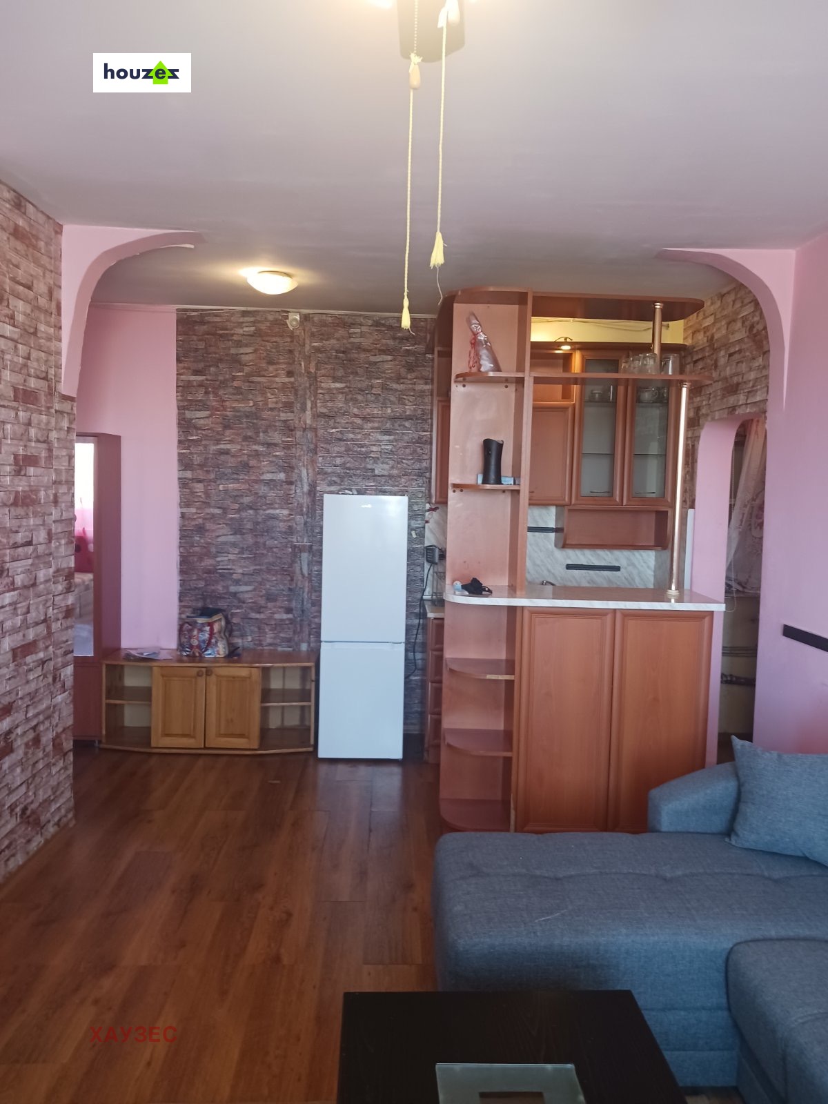 tristaen-apartament-80-kv-m-pod-naem-banishora-sofiya-7-etazh-1 Просторна всекидневна с розово стенопис и мебели