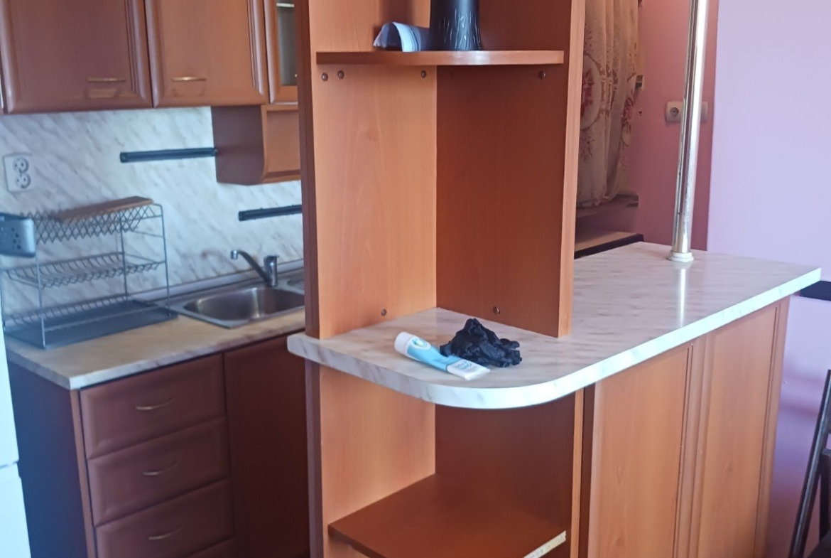 tristaen-apartament-80-kv-m-pod-naem-banishora-sofiya-7-etazh-2 Кухня с оранжеви шкафове и остров плот