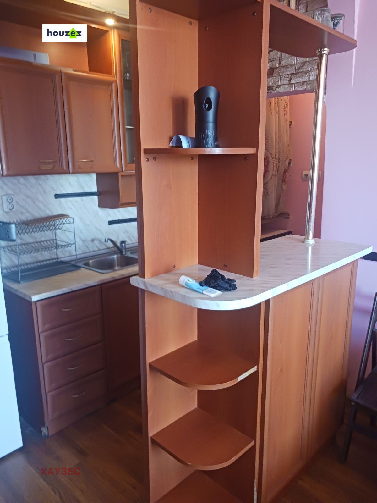 tristaen-apartament-80-kv-m-pod-naem-banishora-sofiya-7-etazh-2 Кухня с оранжеви шкафове и остров плот