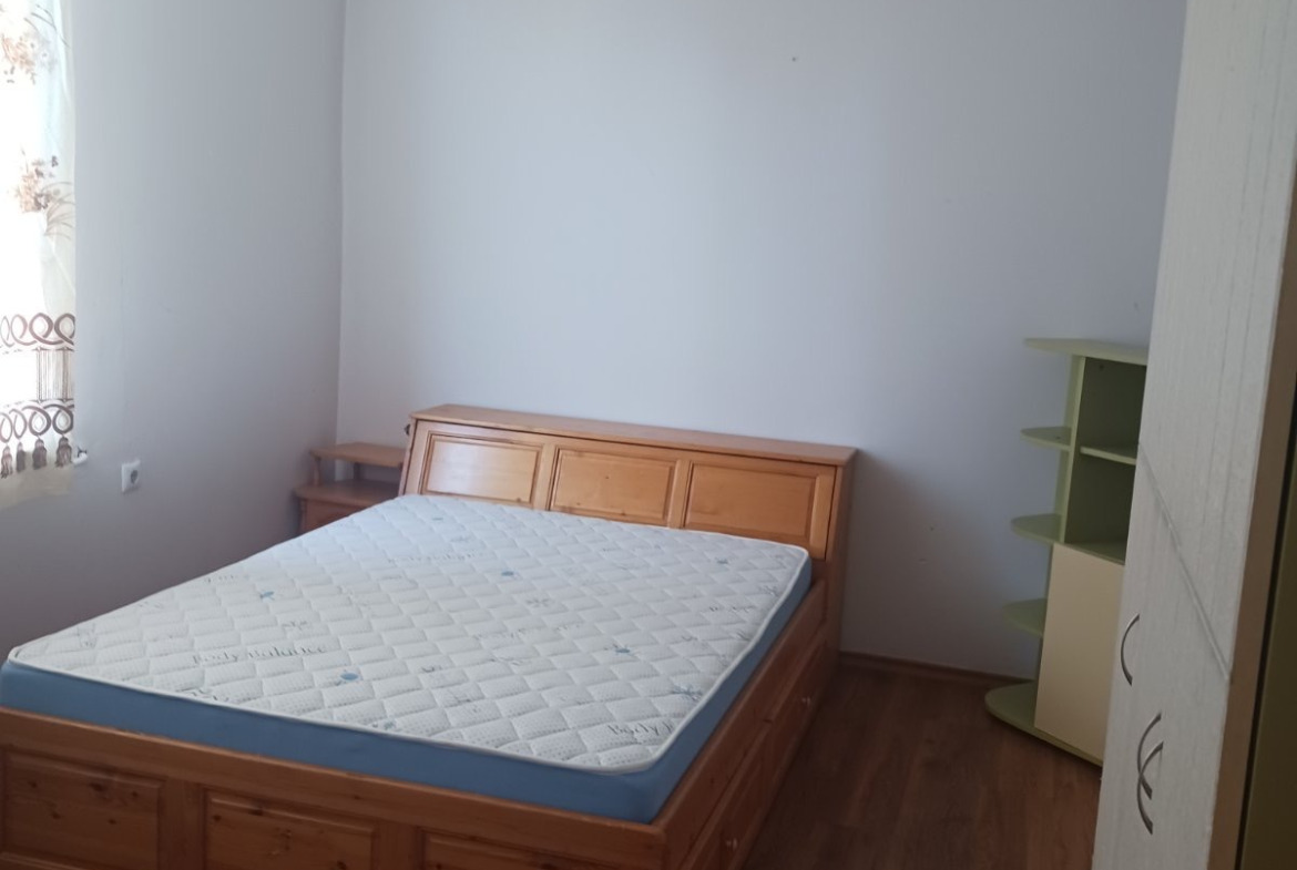tristaen-apartament-80-kv-m-pod-naem-banishora-sofiya-7-etazh-3 Детска спалня с дървено легло и бял шкаф