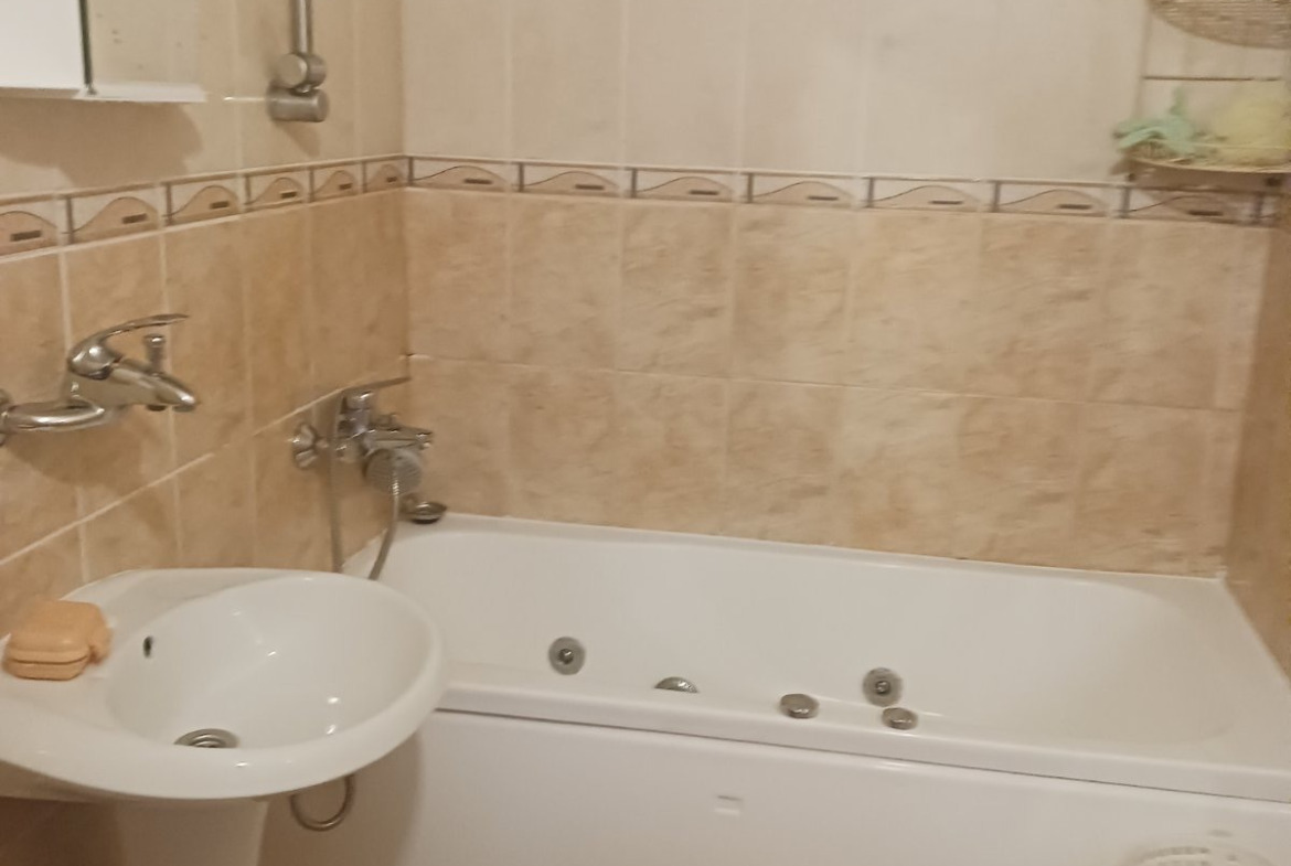 tristaen-apartament-80-kv-m-pod-naem-banishora-sofiya-7-etazh-4 Главна спалня със светлина и дървено паркетно