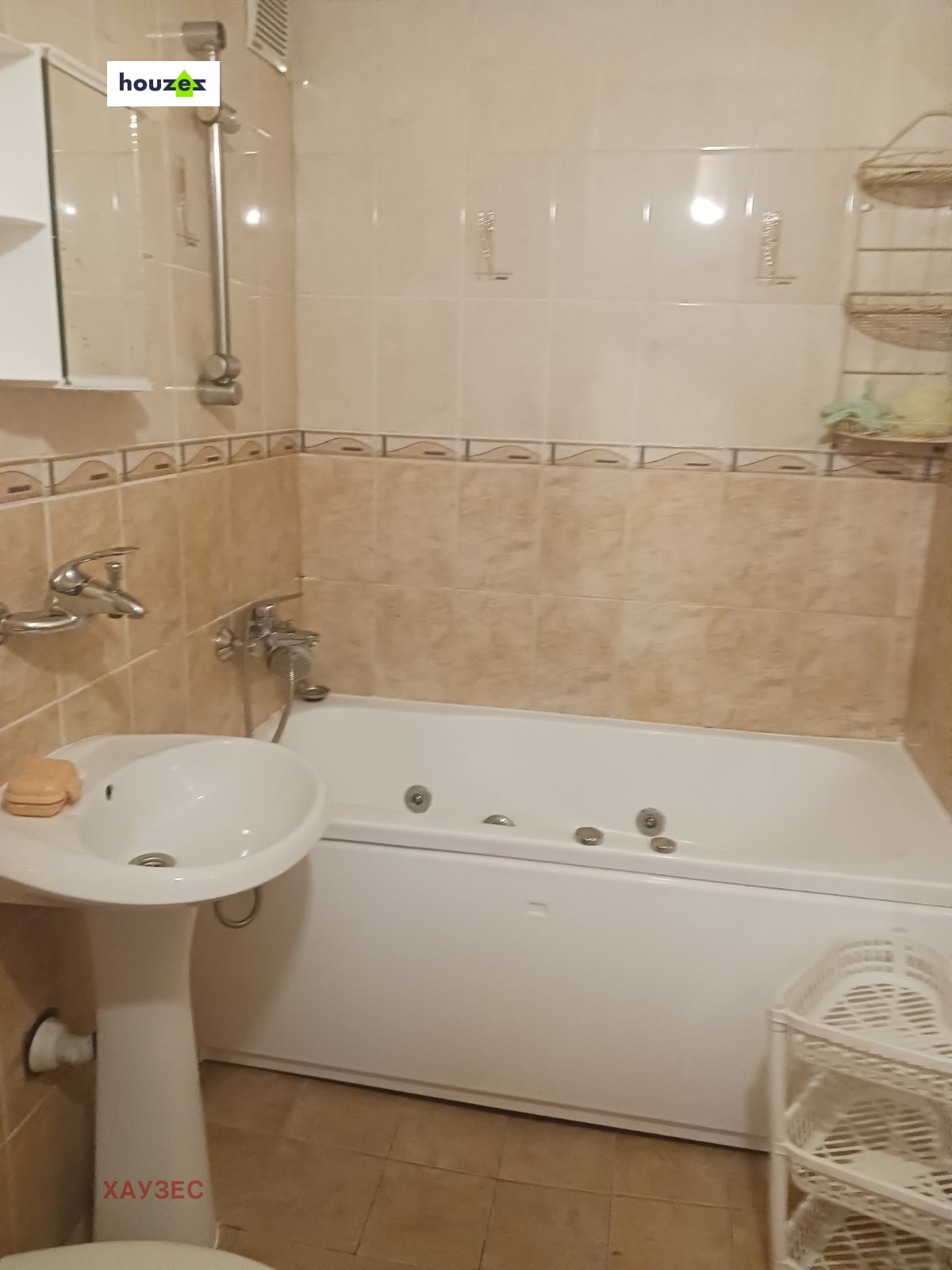tristaen-apartament-80-kv-m-pod-naem-banishora-sofiya-7-etazh-4 Главна спалня със светлина и дървено паркетно