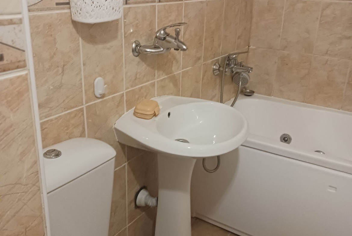 tristaen-apartament-80-kv-m-pod-naem-banishora-sofiya-7-etazh-5 Баня с вана, тоалетна и раковина