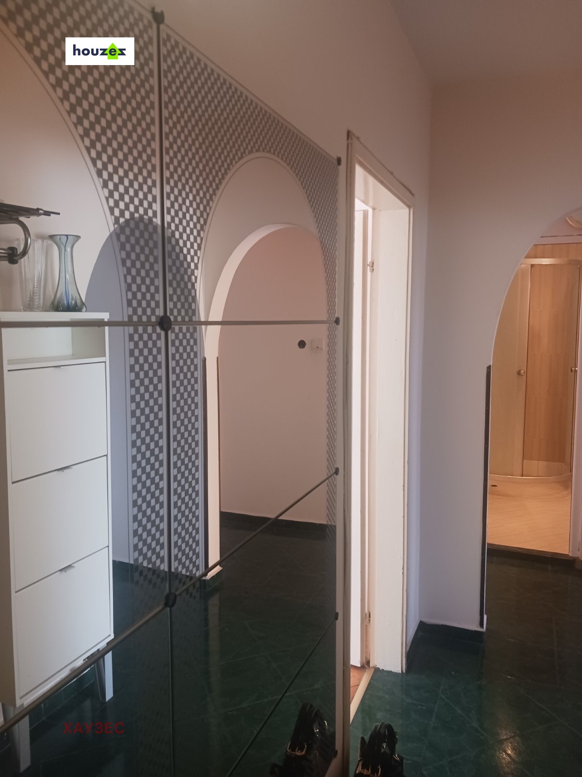 tristaen-apartament-90-sqm-pod-naem-lyulin-3-sofia-obzaveden-sklad-1 Тристаен апартамент в София, антре с арки и стъклена преграда