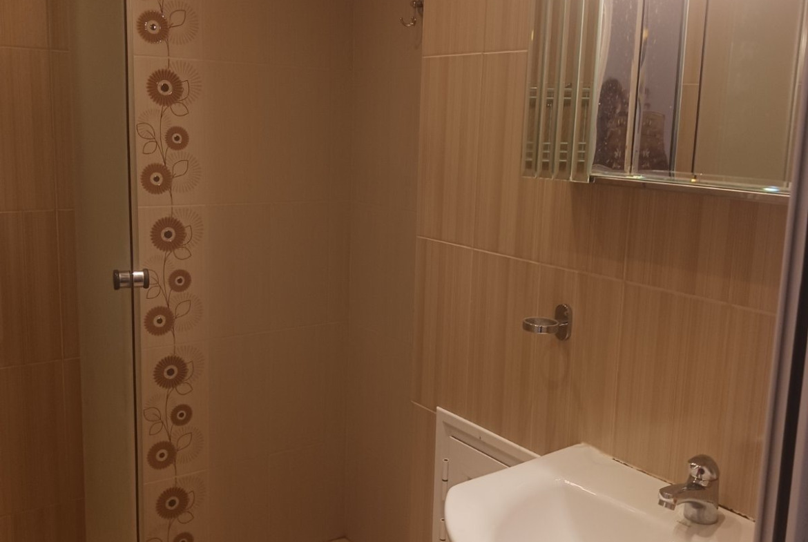 tristaen-apartament-90-sqm-pod-naem-lyulin-3-sofia-obzaveden-sklad-12 Баня с душ кабина, стенна мивка, огледален шкаф и бежови плочки по стените