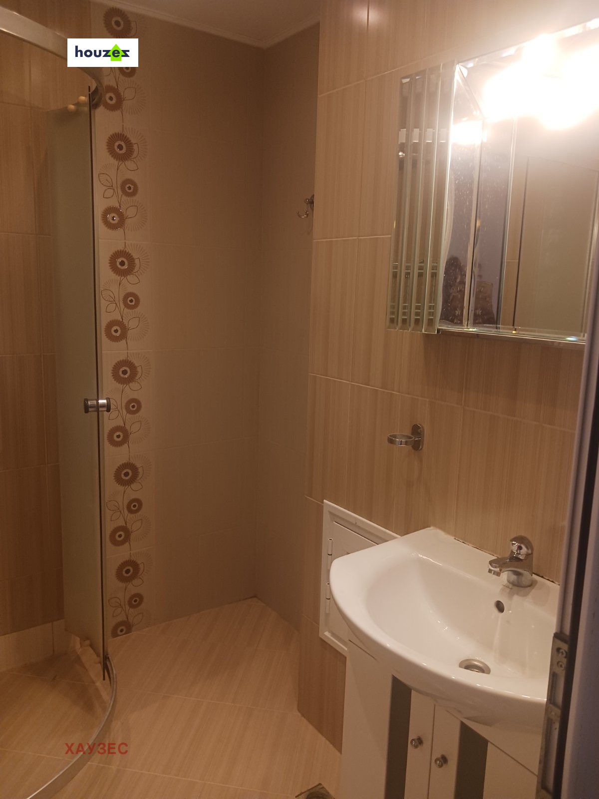 tristaen-apartament-90-sqm-pod-naem-lyulin-3-sofia-obzaveden-sklad-12 Баня с душ кабина, стенна мивка, огледален шкаф и бежови плочки по стените