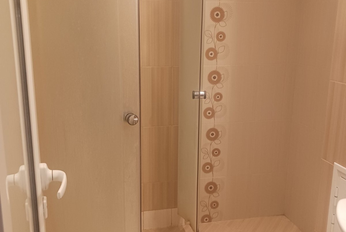 tristaen-apartament-90-sqm-pod-naem-lyulin-3-sofia-obzaveden-sklad-13 Баня с извита стъклена душ кабина и бежови плочки