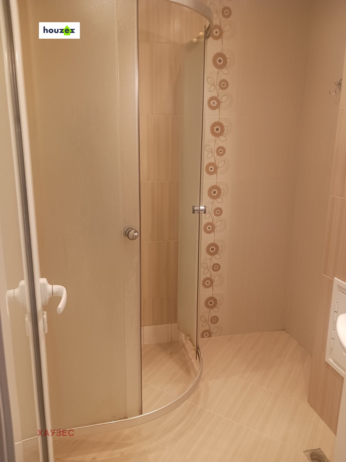 tristaen-apartament-90-sqm-pod-naem-lyulin-3-sofia-obzaveden-sklad-13 Баня с извита стъклена душ кабина и бежови плочки