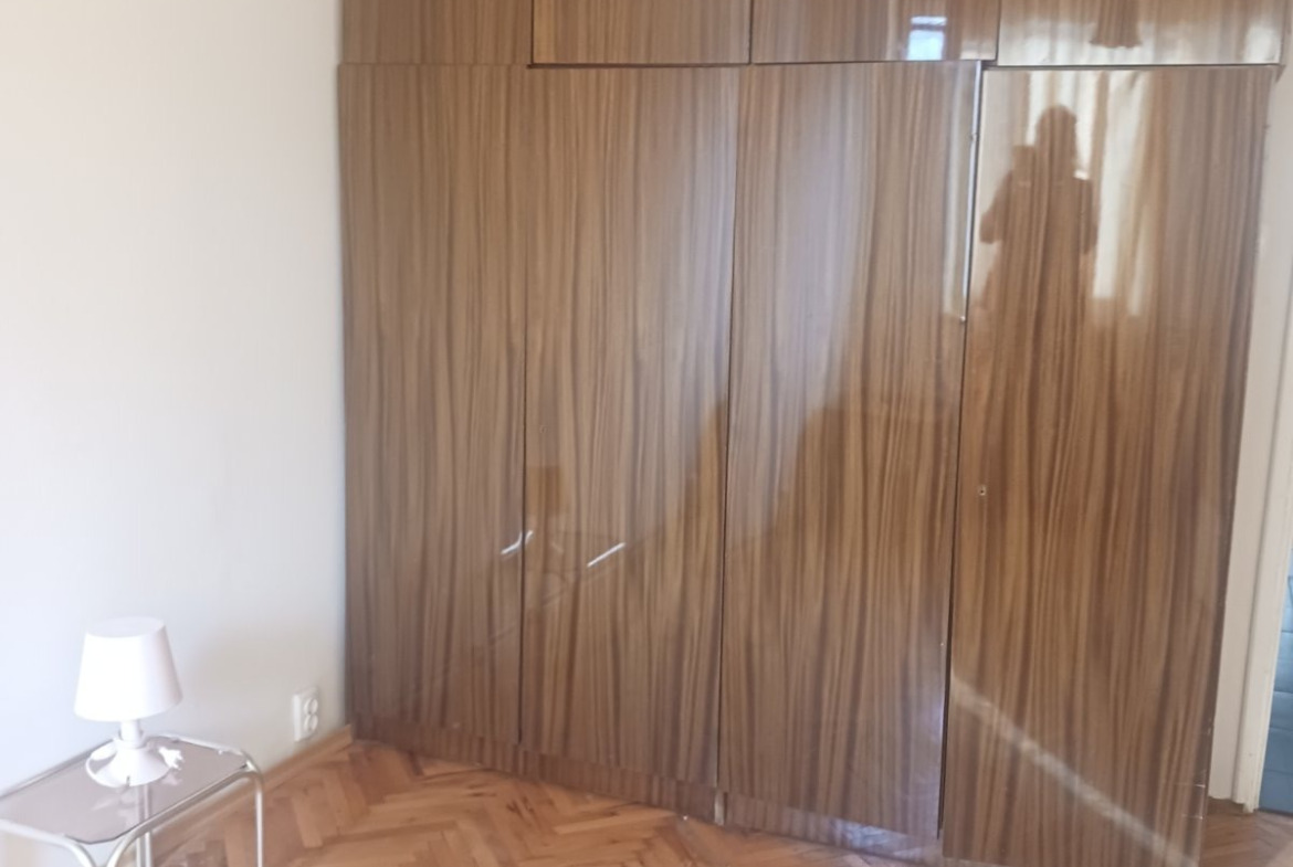 tristaen-apartament-90-sqm-pod-naem-lyulin-3-sofia-obzaveden-sklad-14 Стая с голям вграден гардероб от дърво и паркетен под