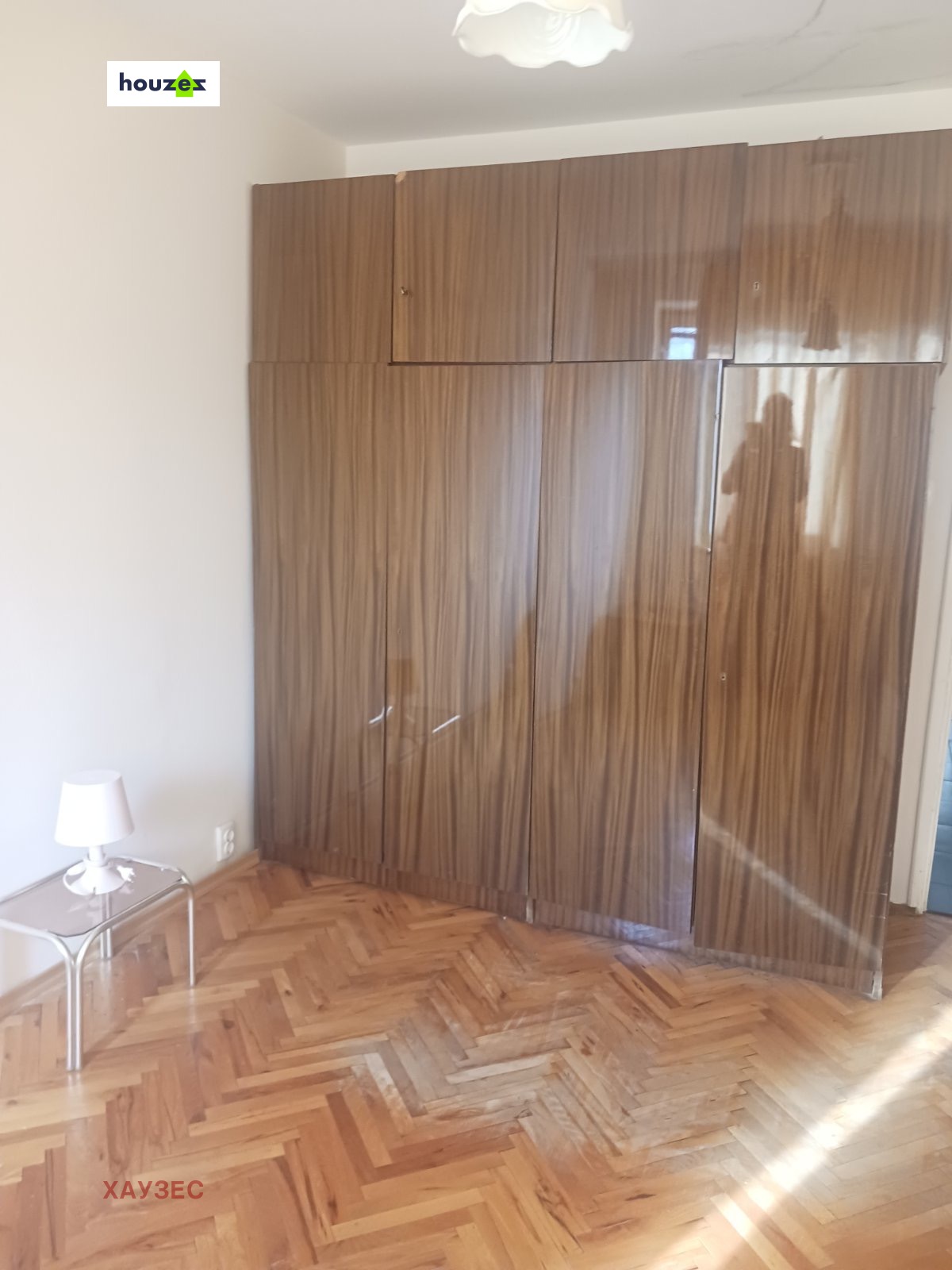 tristaen-apartament-90-sqm-pod-naem-lyulin-3-sofia-obzaveden-sklad-14 Стая с голям вграден гардероб от дърво и паркетен под