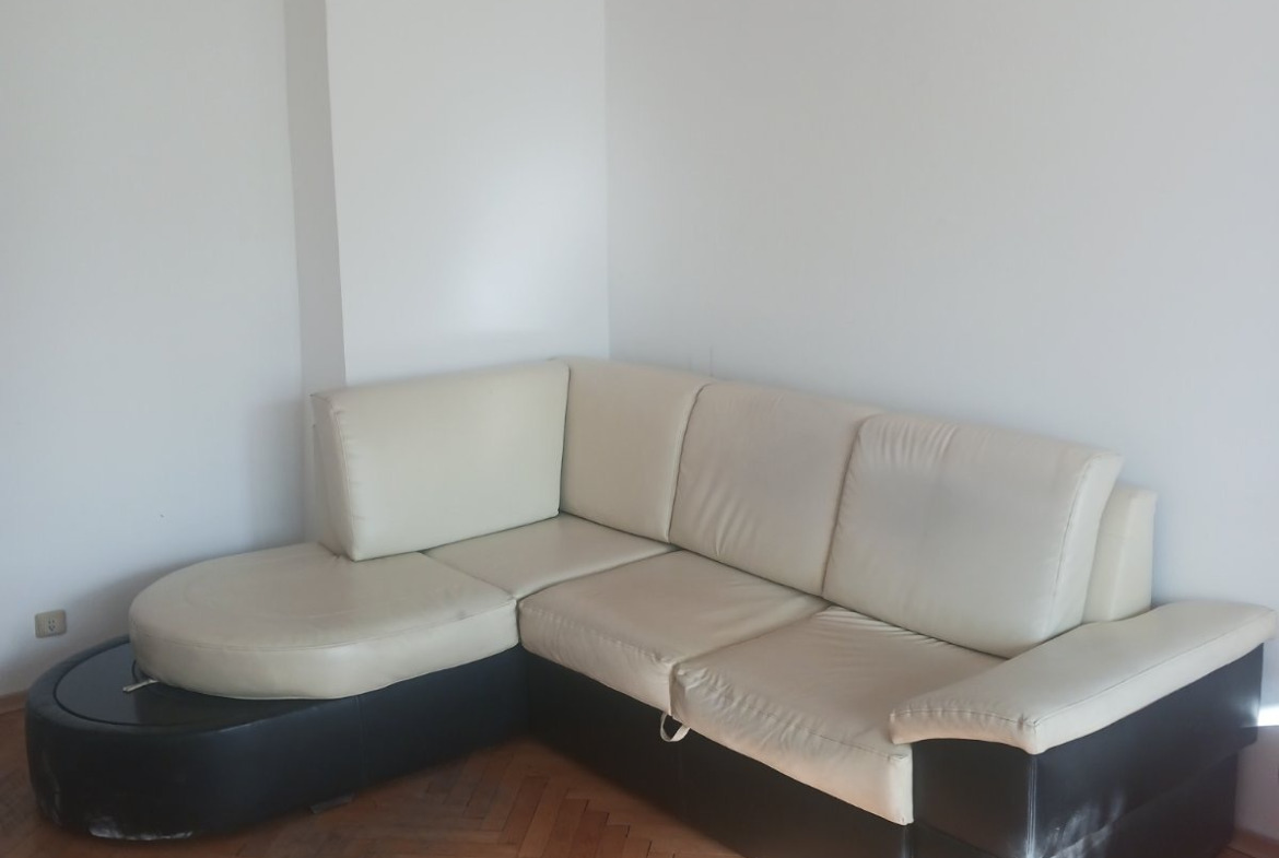 tristaen-apartament-90-sqm-pod-naem-lyulin-3-sofia-obzaveden-sklad-2 Хол с ъглов диван от кремава и тъмна кожа, паркетен под и полилей