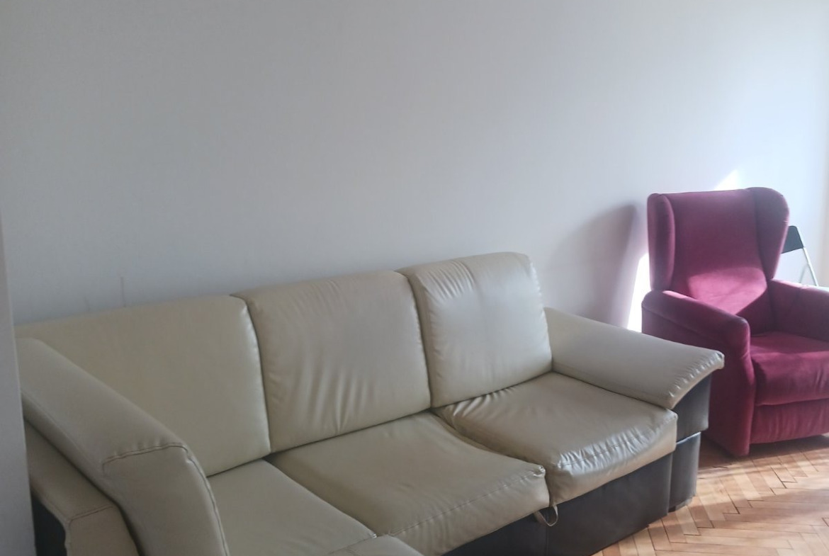 tristaen-apartament-90-sqm-pod-naem-lyulin-3-sofia-obzaveden-sklad-3 Ъглов диван и розово кадифено кресло на паркет в рибена кост