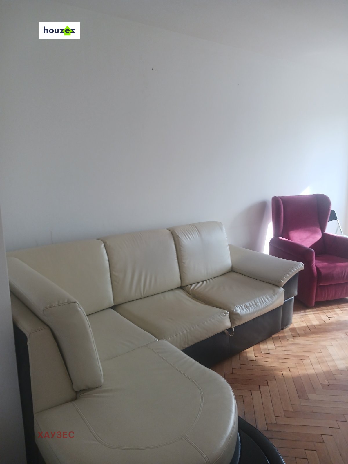 tristaen-apartament-90-sqm-pod-naem-lyulin-3-sofia-obzaveden-sklad-3 Ъглов диван и розово кадифено кресло на паркет в рибена кост