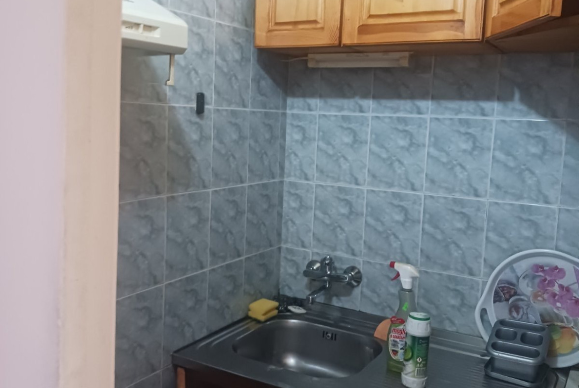 tristaen-apartament-90-sqm-pod-naem-lyulin-3-sofia-obzaveden-sklad-5 Малка кухня с дървени шкафове, сива плочка на гърба и метална мивка
