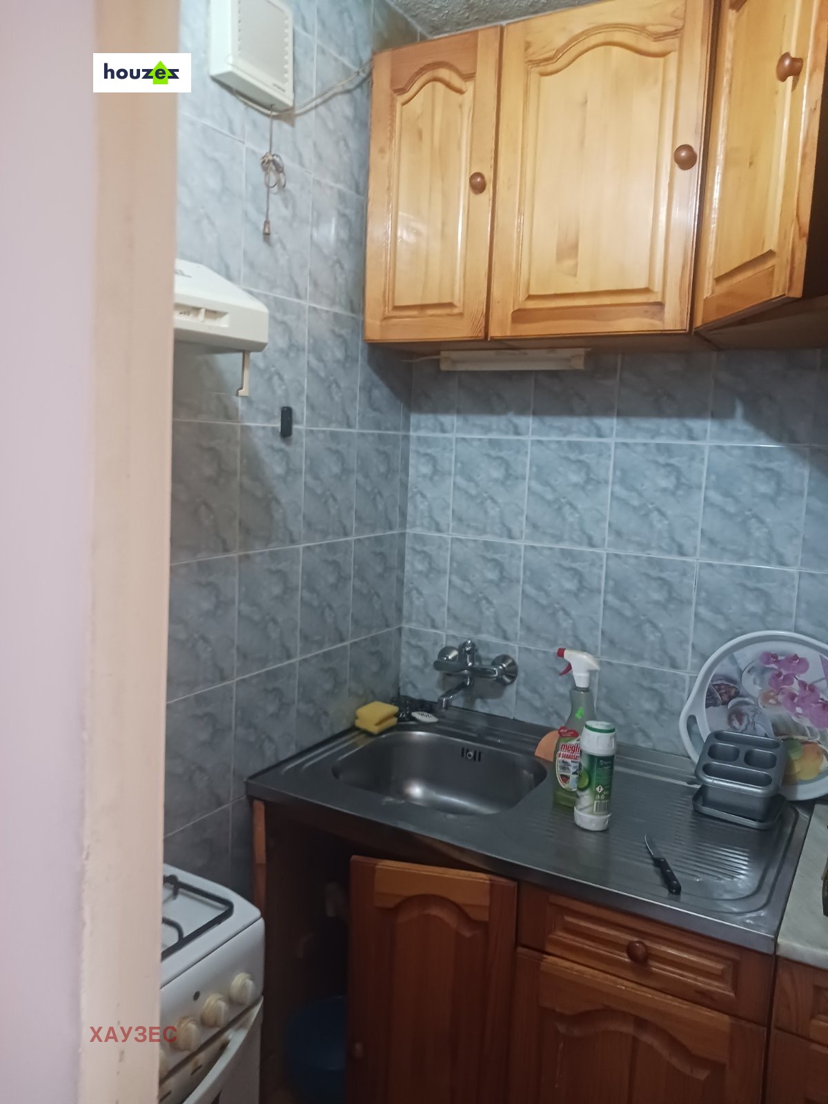 tristaen-apartament-90-sqm-pod-naem-lyulin-3-sofia-obzaveden-sklad-5 Малка кухня с дървени шкафове, сива плочка на гърба и метална мивка