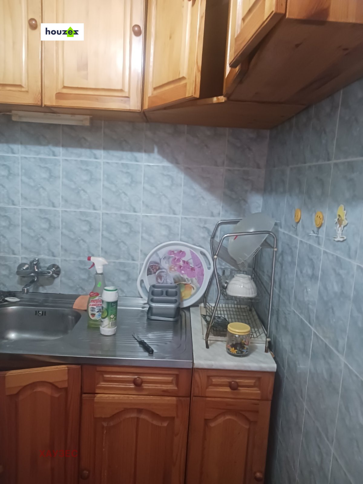 tristaen-apartament-90-sqm-pod-naem-lyulin-3-sofia-obzaveden-sklad-6 Кухненски плот с дървени горни шкафове, сиви плочки и поставка за чинии