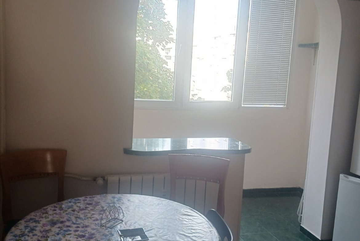 tristaen-apartament-90-sqm-pod-naem-lyulin-3-sofia-obzaveden-sklad-8 Кухня с кръгла маса за хранене, прозорец и арка