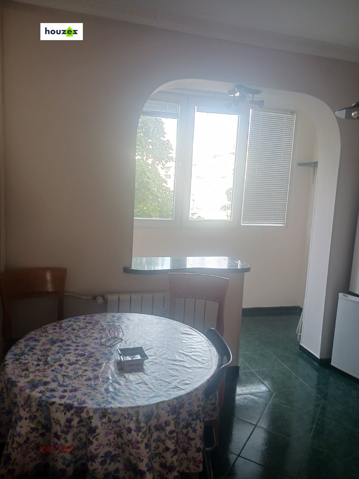 tristaen-apartament-90-sqm-pod-naem-lyulin-3-sofia-obzaveden-sklad-8 Кухня с кръгла маса за хранене, прозорец и арка