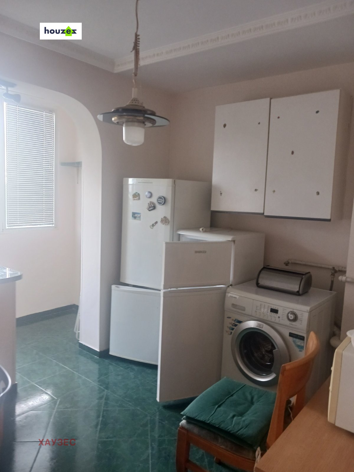 tristaen-apartament-90-sqm-pod-naem-lyulin-3-sofia-obzaveden-sklad-9 Кухненско пространство с два хладилника, перална машина, бели стенни шкафове и плочест под