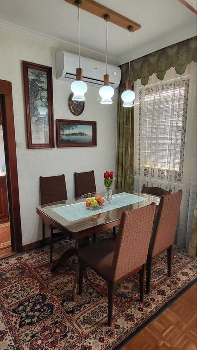 tristaen-apartament-90-sqm-prodazhba-plovdiv-trakiya-posleden-etazh-2 Трапезария с дървена маса и четири стола
