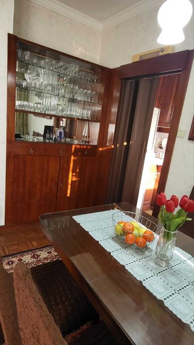 tristaen-apartament-90-sqm-prodazhba-plovdiv-trakiya-posleden-etazh-3 Витрина с кристална посуда и дървени шкафове