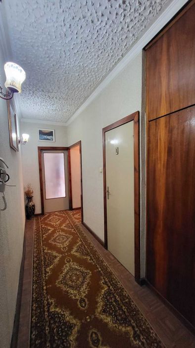 tristaen-apartament-90-sqm-prodazhba-plovdiv-trakiya-posleden-etazh-4 Коридор с дължина и традиционни килими