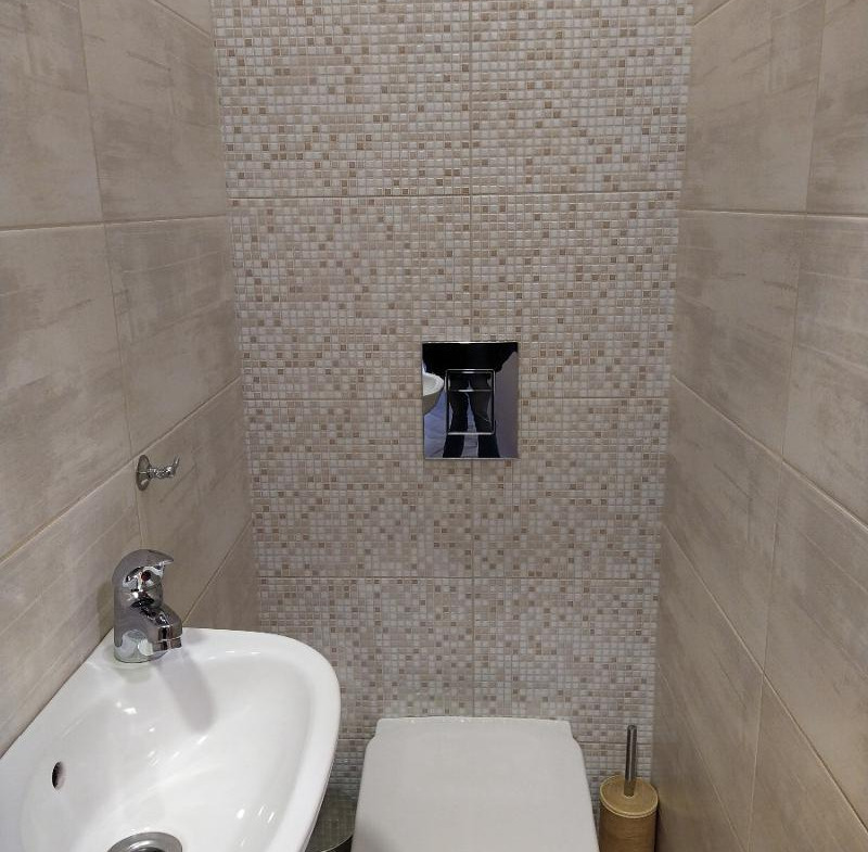 Bathroom with shower cabin and tiles