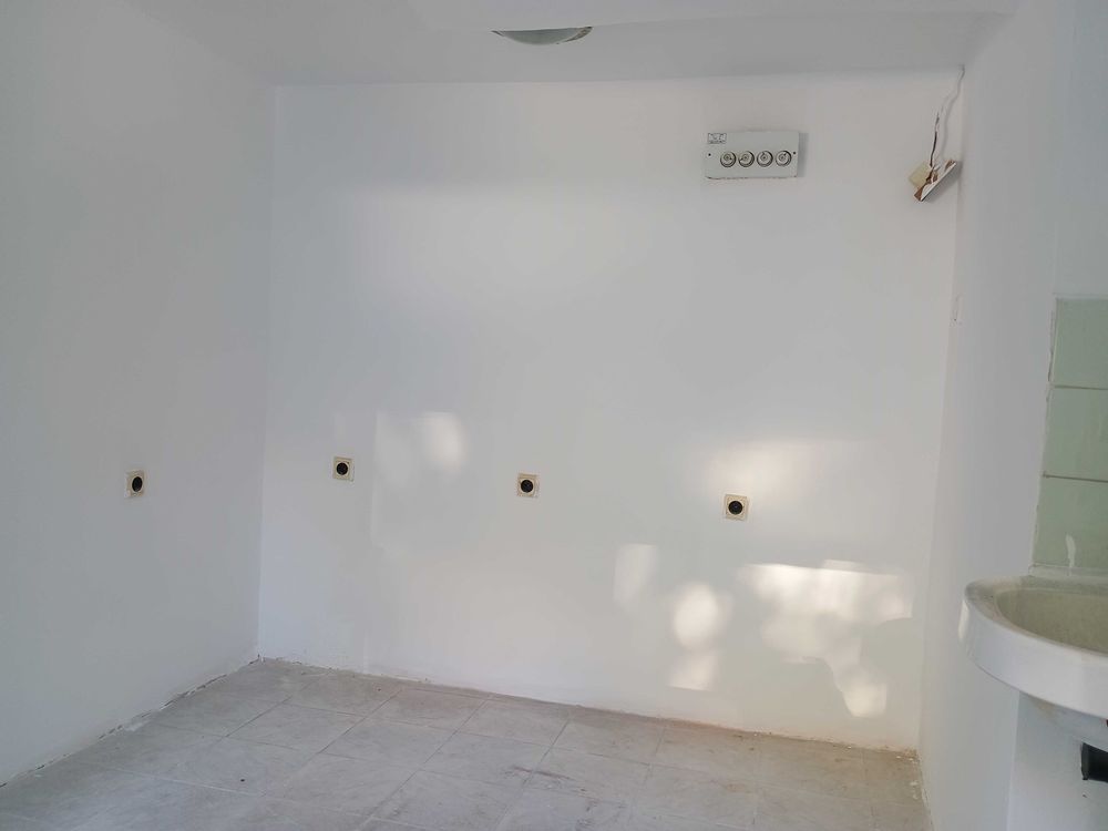 apartament-60-kvm-pod-naem-varna-bazar-levski-avtomobilen-vhod-10 Малка стая с плочки, мивка и множество електрически контакти на бяла стена