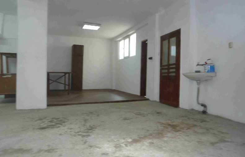 apartament-60-kvm-pod-naem-varna-bazar-levski-avtomobilen-vhod-2 Просторна празна стая с бетонен под и дървени врати