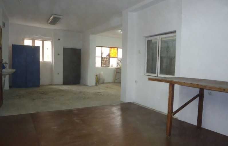 apartament-60-kvm-pod-naem-varna-bazar-levski-avtomobilen-vhod-3 Голямо отворено вътрешно пространство с бетонен под и дървен плот