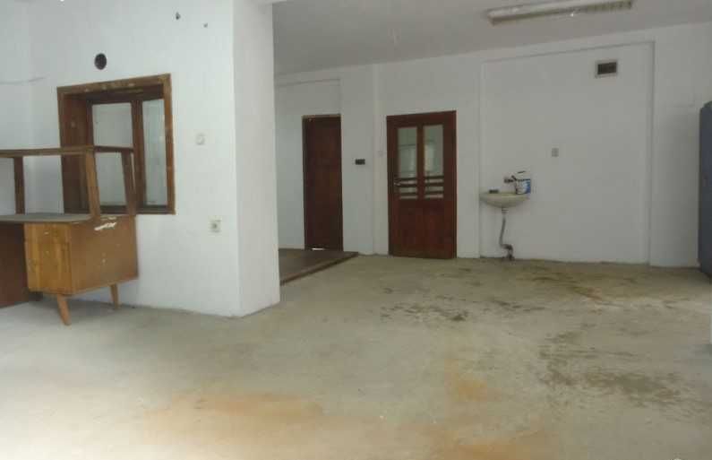 apartament-60-kvm-pod-naem-varna-bazar-levski-avtomobilen-vhod-4 Празна стая с бетонен под, дървена мебел и мивка на стената