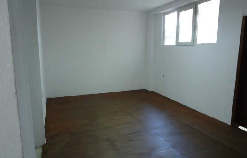 apartament-60-kvm-pod-naem-varna-bazar-levski-avtomobilen-vhod-5 Празна стая с тъмен дървен под и единичен прозорец