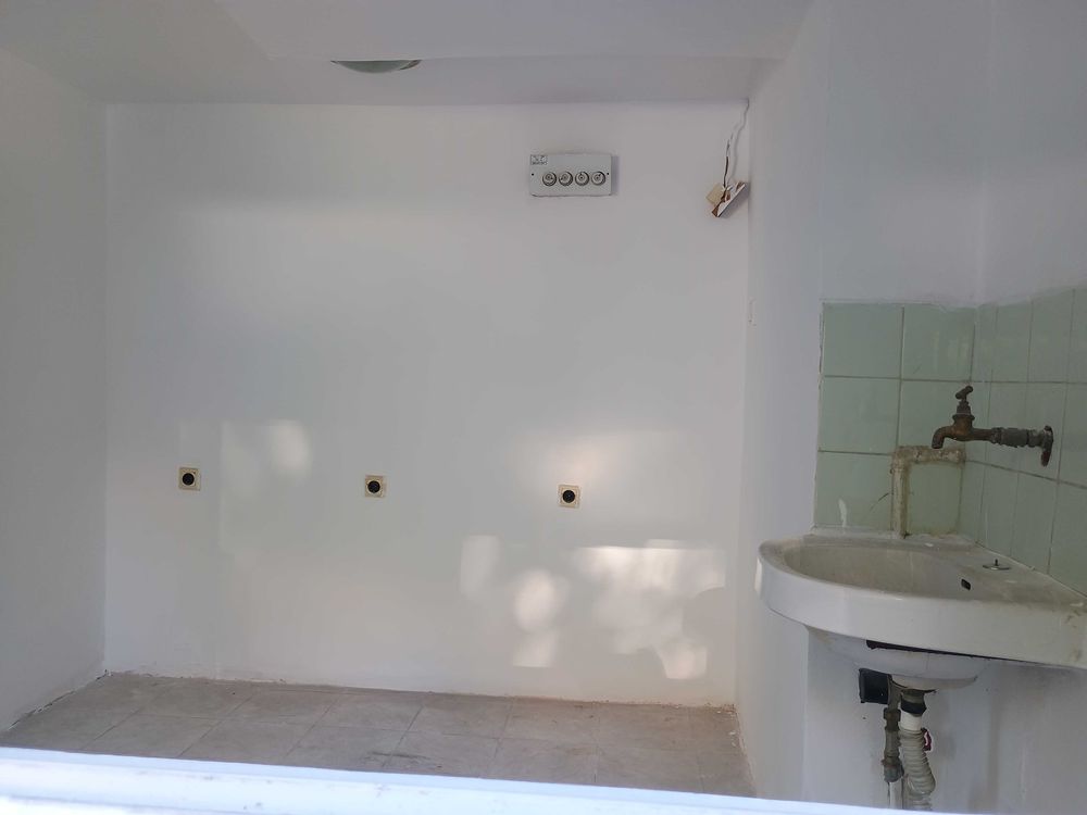 apartament-60-kvm-pod-naem-varna-bazar-levski-avtomobilen-vhod-8 Малка помощна стая с мивка на стената и множество електрически контакти