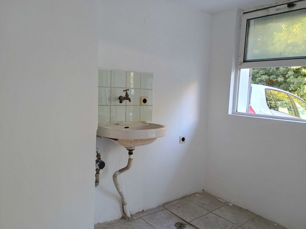 apartament-60-kvm-pod-naem-varna-bazar-levski-avtomobilen-vhod-9 Тясна стая със стара мивка, единичен кран и малък прозорец
