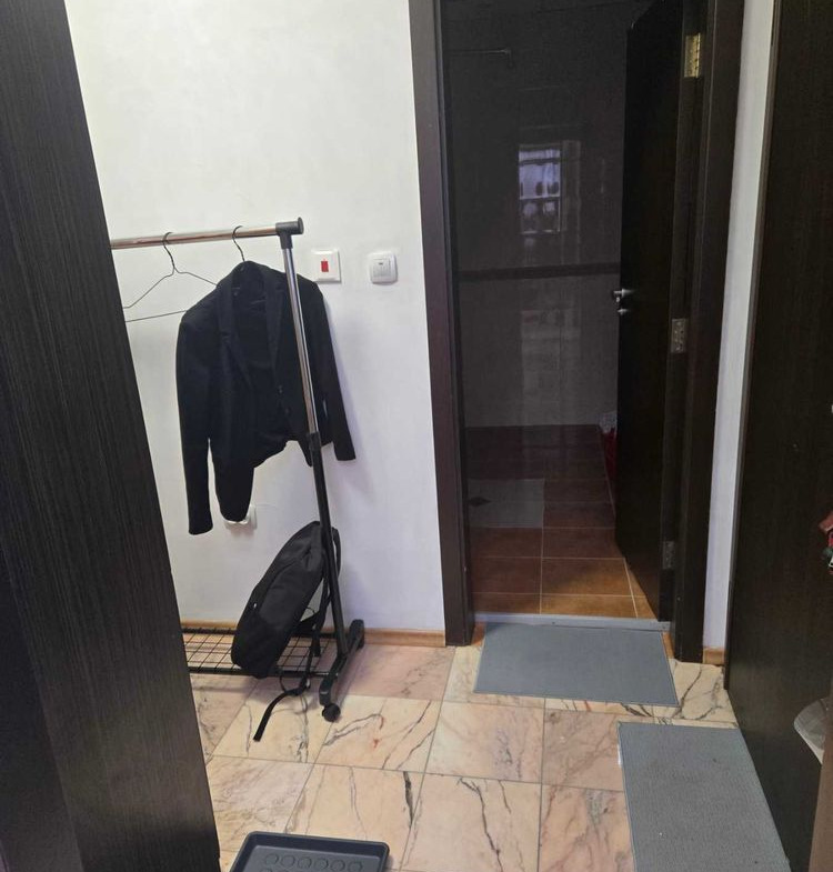 dvustaen-apartament-52-kvm-pod-naem-mladost-2-otdelen-vhod-10 Входно антре със закачалка за дрехи, тъмни врати и плочки с мраморен десен