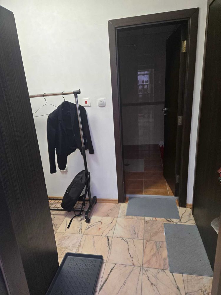 dvustaen-apartament-52-kvm-pod-naem-mladost-2-otdelen-vhod-10 Входно антре със закачалка за дрехи, тъмни врати и плочки с мраморен десен