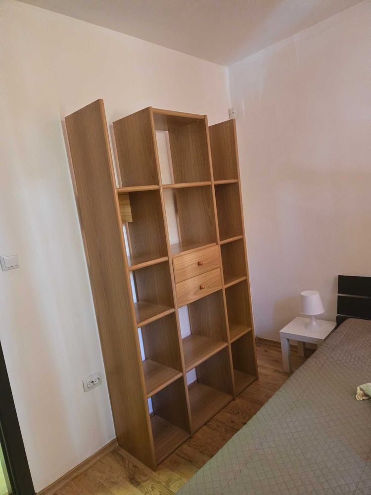 dvustaen-apartament-52-kvm-pod-naem-mladost-2-otdelen-vhod-12 Спалня с висок дървен стелаж с отворени рафтове и малко нощно шкафче