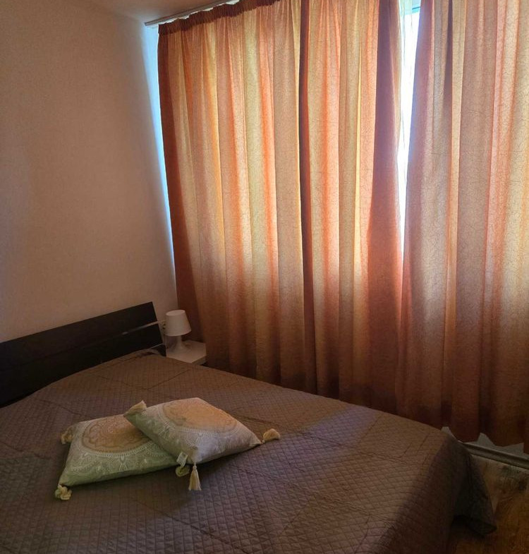 dvustaen-apartament-52-kvm-pod-naem-mladost-2-otdelen-vhod-14 Двойно легло с декоративни възглавници и оранжеви завеси в спалнята