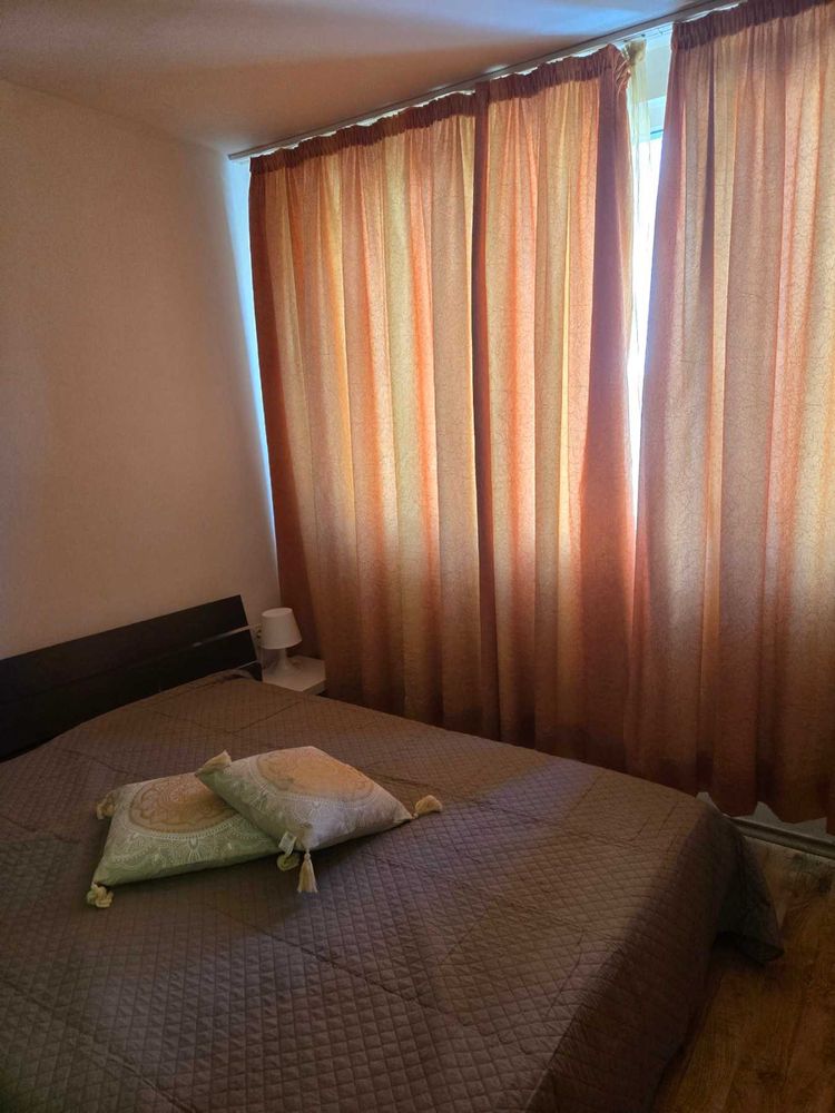 dvustaen-apartament-52-kvm-pod-naem-mladost-2-otdelen-vhod-14 Двойно легло с декоративни възглавници и оранжеви завеси в спалнята