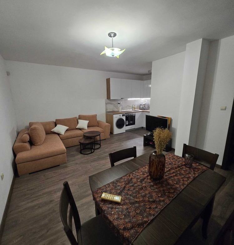 dvustaen-apartament-52-kvm-pod-naem-mladost-2-otdelen-vhod-15 Отворена дневна и трапезария с кухня, диван и трапезна маса