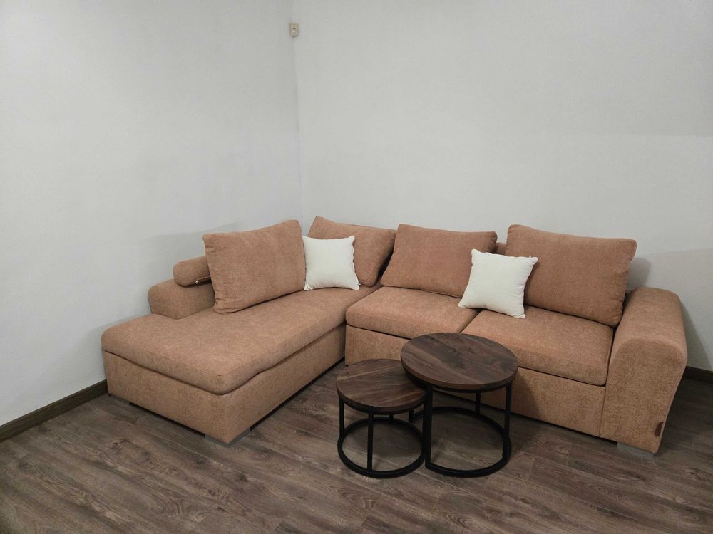 dvustaen-apartament-52-kvm-pod-naem-mladost-2-otdelen-vhod-3 Кафяв ъглов диван с бели възглавници и две кръгли масички на дървен под