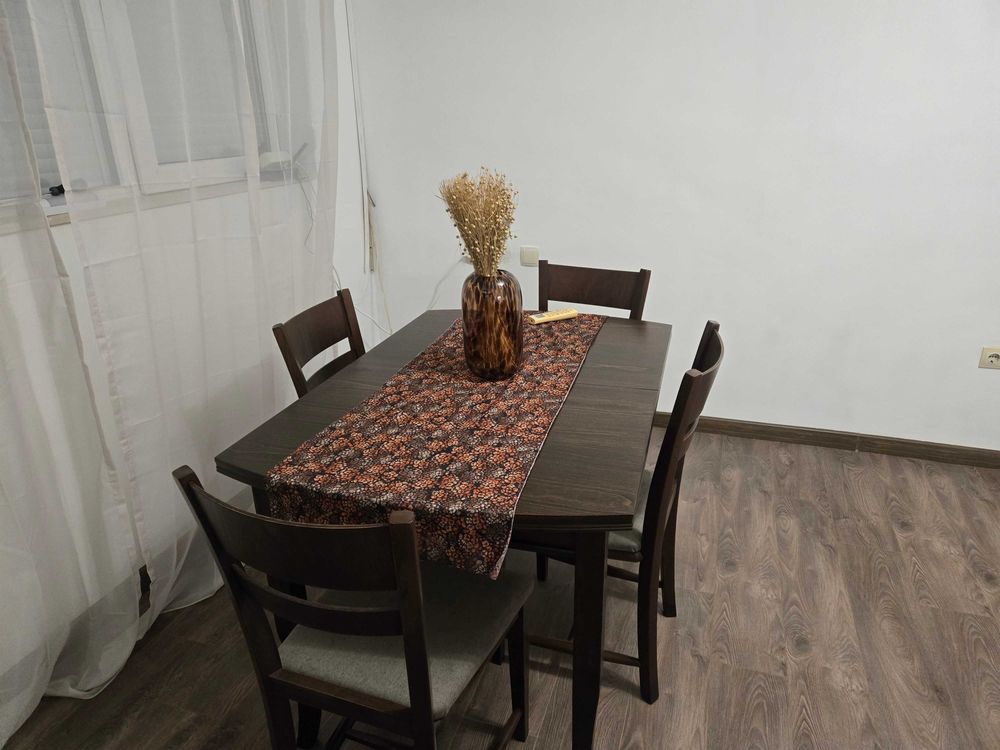 dvustaen-apartament-52-kvm-pod-naem-mladost-2-otdelen-vhod-4 Тъмна дървена трапезна маса с четири стола и декоративна ваза със сухи цветя