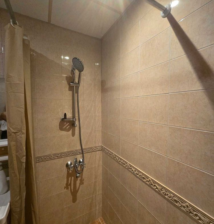 dvustaen-apartament-52-kvm-pod-naem-mladost-2-otdelen-vhod-6 Душ зона в банята с бежови плочки, хромирани тръби и пръчка за завеса
