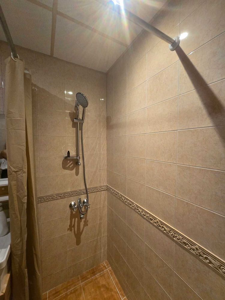 dvustaen-apartament-52-kvm-pod-naem-mladost-2-otdelen-vhod-6 Душ зона в банята с бежови плочки, хромирани тръби и пръчка за завеса