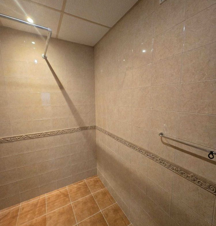 dvustaen-apartament-52-kvm-pod-naem-mladost-2-otdelen-vhod-8 Облицована с плочки душ кабина с декоративна лента и опорнаръкохватка