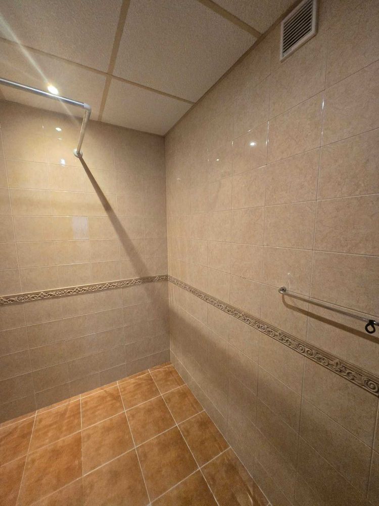dvustaen-apartament-52-kvm-pod-naem-mladost-2-otdelen-vhod-8 Облицована с плочки душ кабина с декоративна лента и опорнаръкохватка