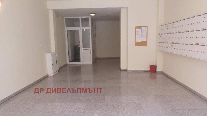 Фоайе на сградата с пощенски кутии, плочки на пода и стъклени входни врати