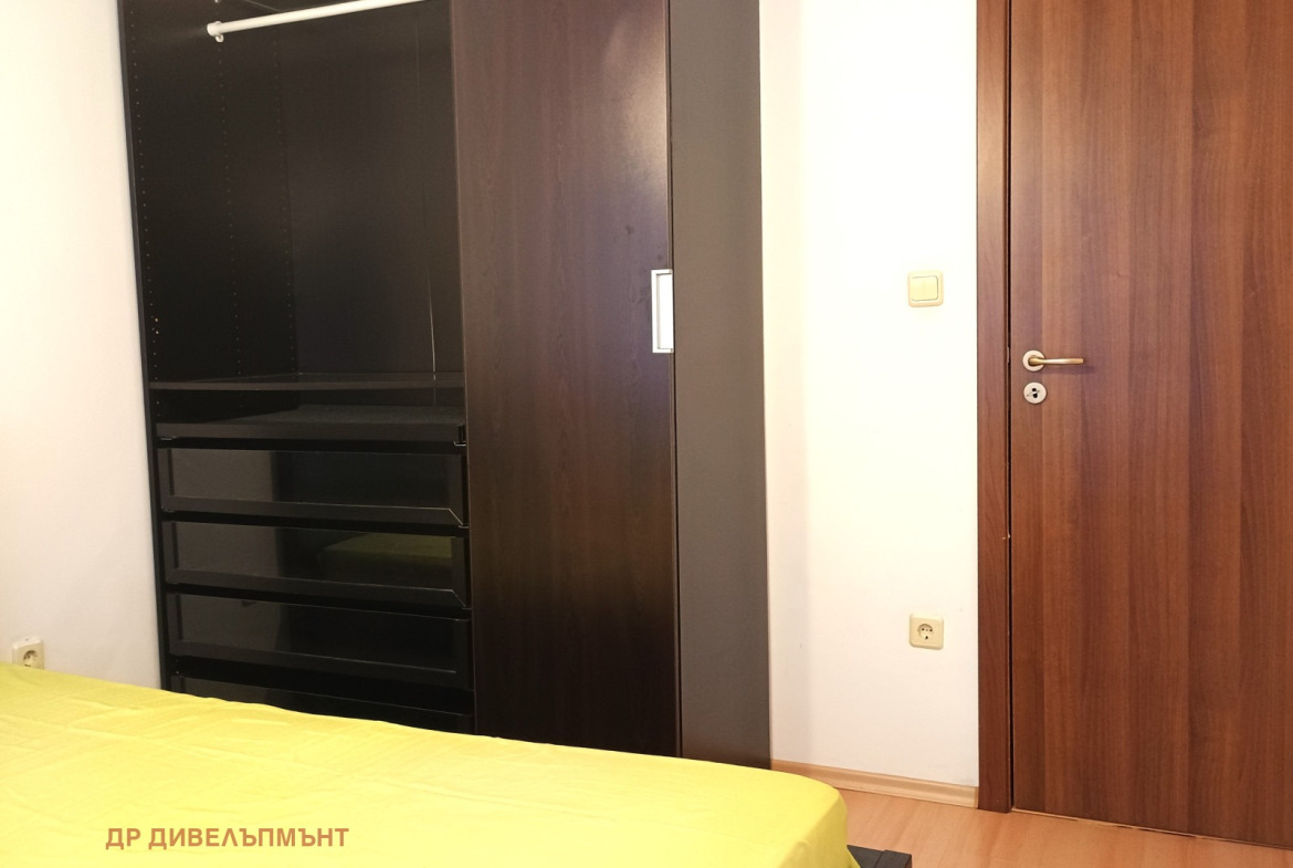 dvustaen-apartament-68-sqm-pod-naem-darvenitsa-sofiya-blizo-do-metro-13 Гардероб в спалнята с плъзгаща врата, видими рафтове и релса за дрехи, вътрешна врата
