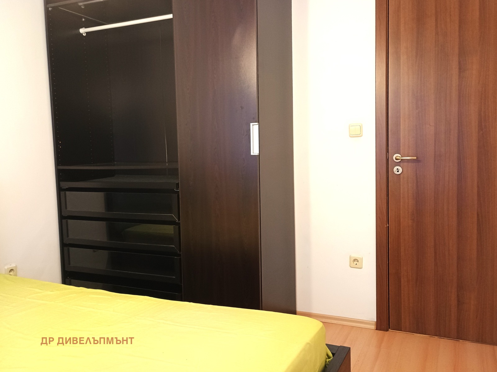 dvustaen-apartament-68-sqm-pod-naem-darvenitsa-sofiya-blizo-do-metro-13 Гардероб в спалнята с плъзгаща врата, видими рафтове и релса за дрехи, вътрешна врата