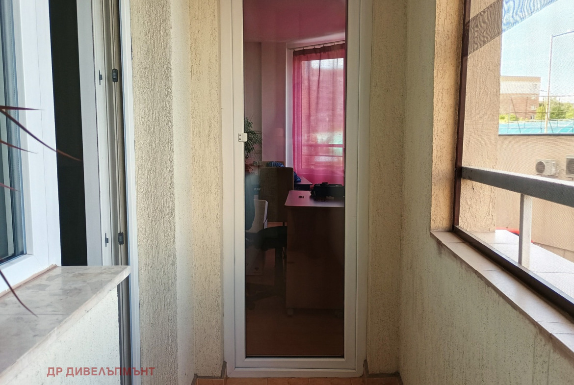 dvustaen-apartament-68-sqm-pod-naem-darvenitsa-sofiya-blizo-do-metro-15 Тясна остъклена тераса с плочки, стъклена врата към трапезарията